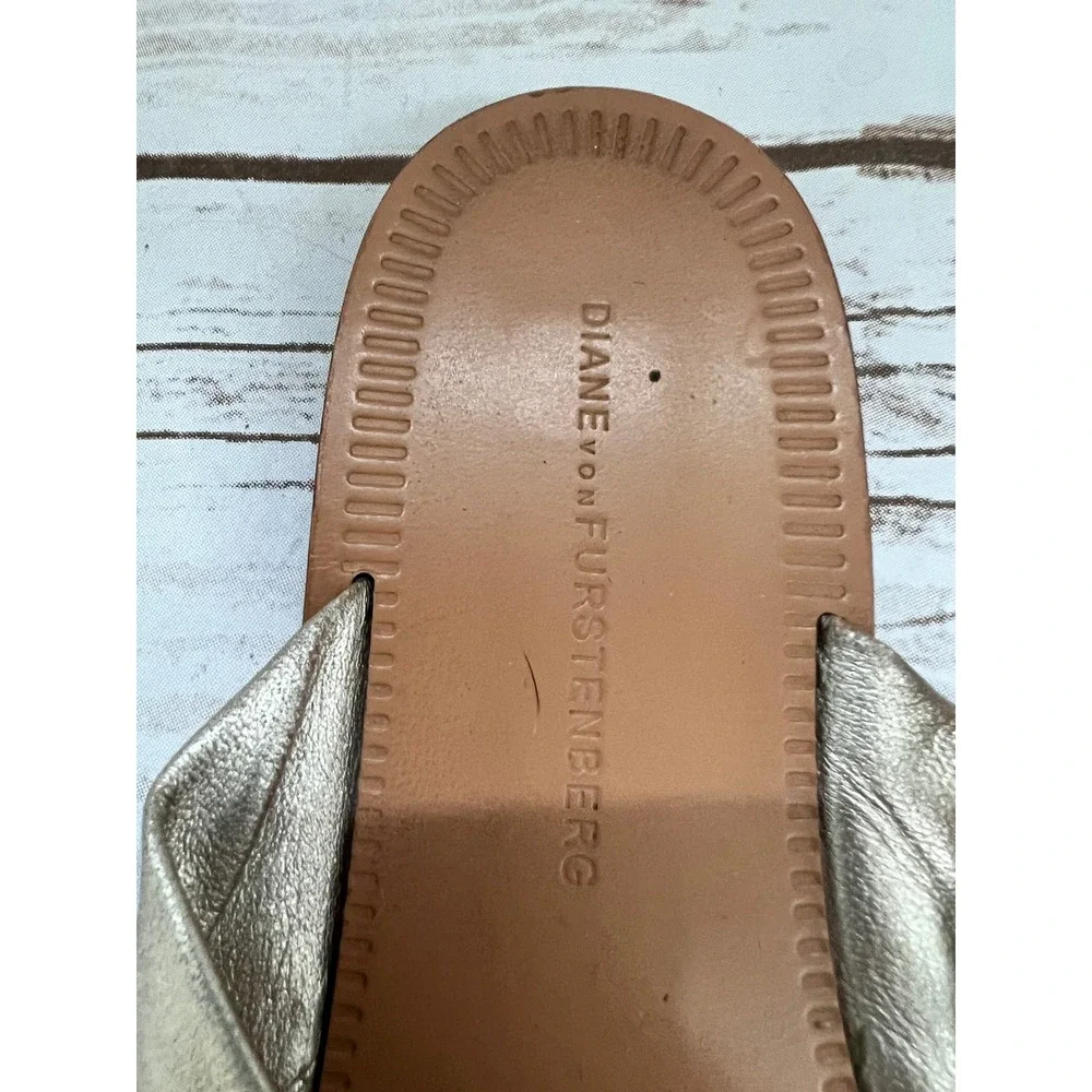 Diane von Furstenberg Thong Sandals Gold Leather Knot Flat 6.5M